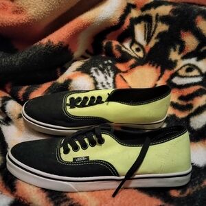 Authentic Rare Mens Vans Gym Shoes US 5.5 Women 7.0 New in Box. Super nice.